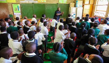 Soweto, Güney Afrika - 26 Ekim 2011: küçük Afrikalı çocuklar ve öğretmenler İlköğretim Okulu sınıf