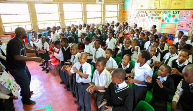 Soweto, Güney Afrika - 26 Ekim 2011: küçük Afrikalı çocuklar ve öğretmenler İlköğretim Okulu sınıf