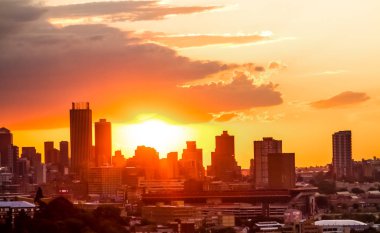 Johannesburg, Güney Afrika - 16 Ekim 2012: Yakındaki bir tepeden Johannesburg City 'nin Sunset' teki görüntüsü