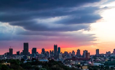 Johannesburg, Güney Afrika - 16 Ekim 2012: Yakındaki bir tepeden Johannesburg City 'nin Sunset' teki görüntüsü