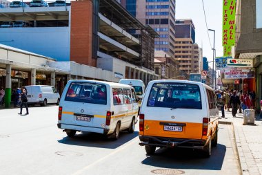 Johannesburg, Güney Afrika - 17 Ekim 2012: Mini otobüs taksi Johannesburg sokak üzerinde
