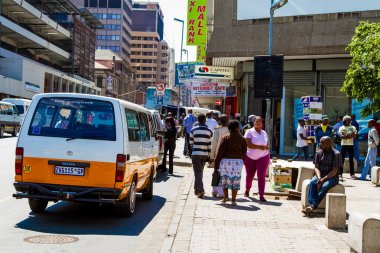 Johannesburg, Güney Afrika - 17 Ekim 2012: Mini otobüs taksi Johannesburg sokak üzerinde