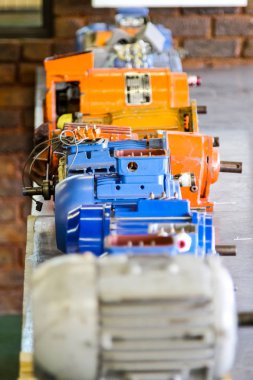Mesleki eğitim okulda eski elektrik motorları