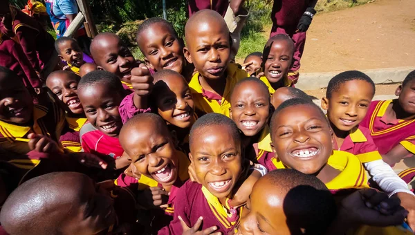 Polokwane, Güney Afrika - 28 Nisan 2009: Afrika ilkokul çocukları üzerinde onların öğle yemeği molası