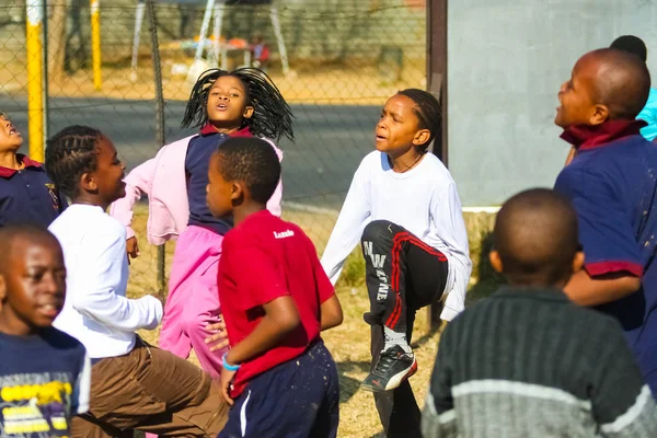 Pretoria, Güney Afrika - 26 Ağustos 2009: fiziksel egzersiz Pt ders yapıyor farklı Afrika ilkokul çocukları