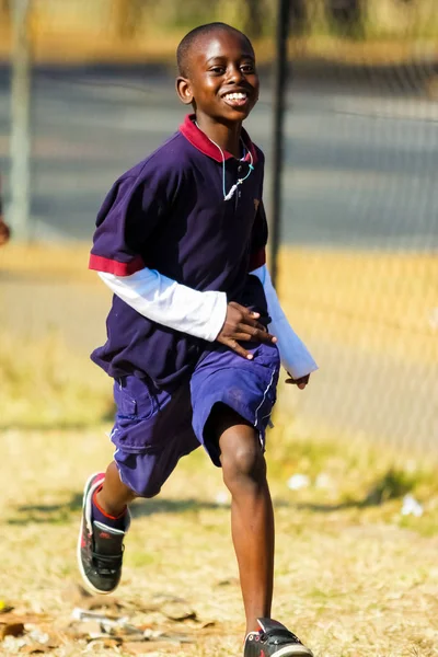 Pretoria, Güney Afrika - 26 Ağustos 2009: fiziksel egzersiz Pt ders yapıyor farklı Afrika ilkokul çocukları