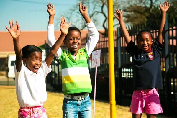 Meninos africanos estudam educação on-linecrianças assistindo