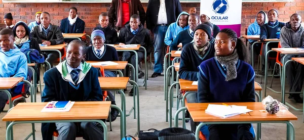 Johannesburg, Güney Afrika - 29 Temmuz 2011: Afrika lise çocuk sınıf ders