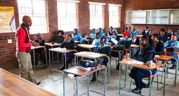 Johannesburg, Güney Afrika - 29 Temmuz 2011: Afrika yüksek okul çocukları ve öğretmen sınıf ders