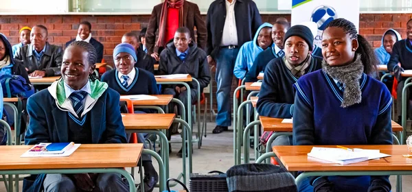 Johannesburg, Güney Afrika - 29 Temmuz 2011: Afrika lise çocuk sınıf ders