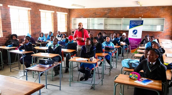 Johannesburg, Güney Afrika - 29 Temmuz 2011: Afrika yüksek okul çocukları ve öğretmen sınıf ders