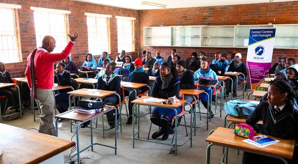 Johannesburg, Güney Afrika - 29 Temmuz 2011: Afrika yüksek okul çocukları ve öğretmen sınıf ders