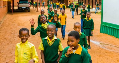 Johannesburg, Güney Afrika - 24 Şubat 2017: Afrika ilkokul çocukları okula başlamadan önce