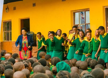 Johannesburg, Güney Afrika - 24 Şubat 2017: Afrika ilkokul çocukları sabah Meclisi