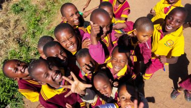 Polokwane, Güney Afrika - 28 Nisan 2009: Afrika ilkokul çocukları üzerinde onların öğle yemeği molası