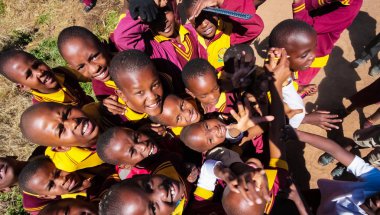 Polokwane, Güney Afrika - 28 Nisan 2009: Afrika ilkokul çocukları üzerinde onların öğle yemeği molası