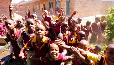 Polokwane, Güney Afrika - 28 Nisan 2009: Afrika ilkokul çocukları üzerinde onların öğle yemeği molası