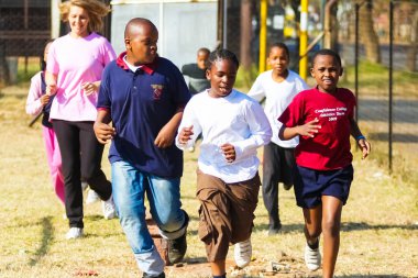 Pretoria, Güney Afrika - 26 Ağustos 2009: fiziksel egzersiz Pt ders yapıyor farklı Afrika ilkokul çocukları