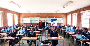 Johannesburg, Güney Afrika - 29 Temmuz 2011: Afrika yüksek okul çocukları ve öğretmen sınıf ders