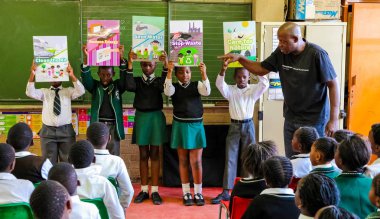 Soweto, Güney Afrika - 26 Ekim 2011: küçük Afrikalı çocuklar ve öğretmenler İlköğretim Okulu sınıf