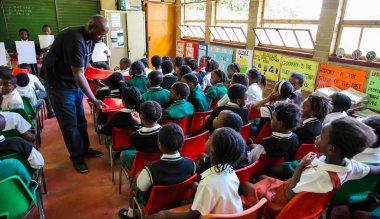 Soweto, Güney Afrika - 26 Ekim 2011: küçük Afrikalı çocuklar ve öğretmenler İlköğretim Okulu sınıf