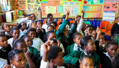 Soweto, Güney Afrika - 26 Ekim 2011: Afrikalı çocuk İlköğretim Okulu sınıf