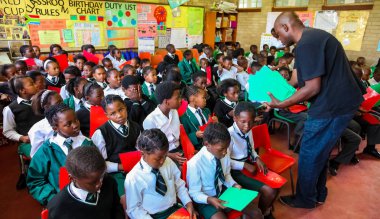 Soweto, Güney Afrika - 26 Ekim 2011: küçük Afrikalı çocuklar ve öğretmenler İlköğretim Okulu sınıf