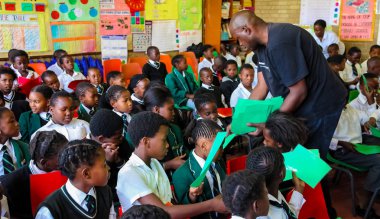 Soweto, Güney Afrika - 26 Ekim 2011: küçük Afrikalı çocuklar ve öğretmenler İlköğretim Okulu sınıf