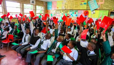 Soweto, Güney Afrika - 26 Ekim 2011: Afrikalı çocuk İlköğretim Okulu sınıf