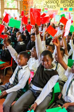 Soweto, Güney Afrika - 26 Ekim 2011: Afrikalı çocuk İlköğretim Okulu sınıf