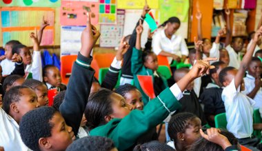 Soweto, Güney Afrika - 26 Ekim 2011: Afrikalı çocuk İlköğretim Okulu sınıf