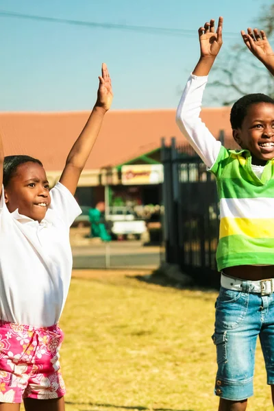 Meninos africanos estudam educação on-linecrianças assistindo