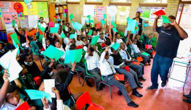 Soweto, Güney Afrika - 26 Ekim 2011: küçük Afrikalı çocuklar ve öğretmenler İlköğretim Okulu sınıf