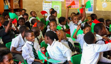 Soweto, Güney Afrika - 26 Ekim 2011: Afrikalı çocuk İlköğretim Okulu sınıf