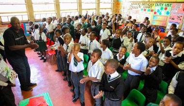 Soweto, Güney Afrika - 26 Ekim 2011: küçük Afrikalı çocuklar ve öğretmenler İlköğretim Okulu sınıf