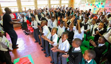 Soweto, Güney Afrika - 26 Ekim 2011: küçük Afrikalı çocuklar ve öğretmenler İlköğretim Okulu sınıf