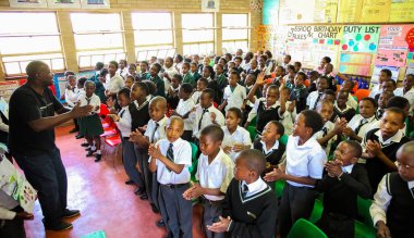 Soweto, Güney Afrika - 26 Ekim 2011: küçük Afrikalı çocuklar ve öğretmenler İlköğretim Okulu sınıf