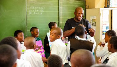 Soweto, Güney Afrika - 26 Ekim 2011: küçük Afrikalı çocuklar ve öğretmenler İlköğretim Okulu sınıf