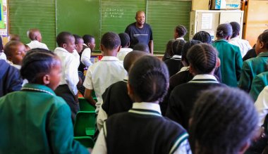 Soweto, Güney Afrika - 26 Ekim 2011: küçük Afrikalı çocuklar ve öğretmenler İlköğretim Okulu sınıf