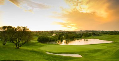 Su tehlikeleri'fairway golf sahasında panoramik