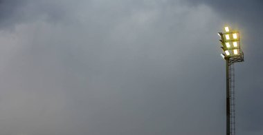 Bulutlu bir akşam parlak spor stadyum ışıkları Johannesburg Güney Afrika