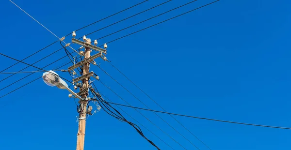 Teléfono Poste Lámpara Con Cables Eléctricos Contra Cielo Azul —  Fotos de Stock