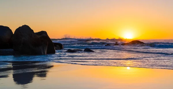 Ηλιοβασίλεμα Μια Αμμώδη Παραλία Φωτογραφηθεί Μια Δυτική Ακτή Θέα Στην — Φωτογραφία Αρχείου