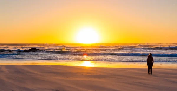 Silhouette Ragazza Guardando Tramonto Una Spiaggia Sabbia Con Vento Agitato — Foto Stock