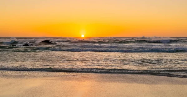 Puesta Sol Una Playa Arena Fotografiado Una Costa Oeste Frente —  Fotos de Stock