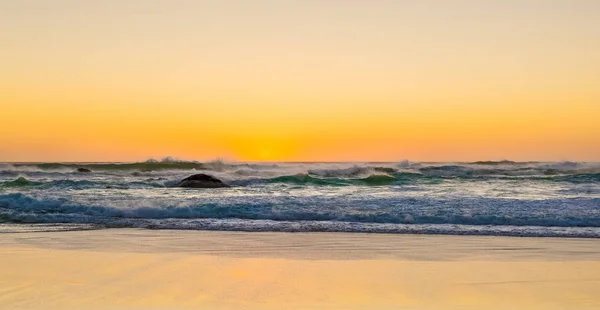 Tramonto Una Spiaggia Sabbia Fotografata Una Costa Occidentale Fronte Alla — Foto Stock