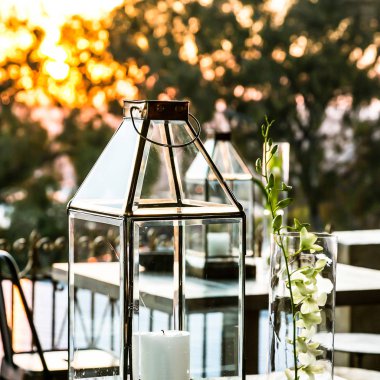 Mumlar ve cam fener açık dekor için kurumsal olay veya gala yemeği altında görüntüleme