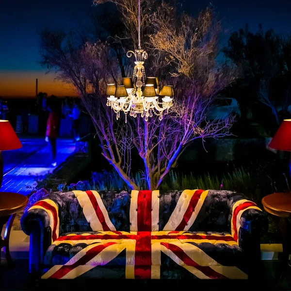 ユニオン ジャック イギリス国旗ソファとシャンデリア屋外企業イベント ディナー バンケットで — ストック写真