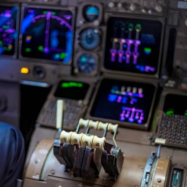 İçinde bir uçak kokpiti, Jumbo büyük uçak uçuş denetimlerin yakın çekim