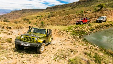 Harrismith, Güney Afrika - 02 Ekim 2015: 4x4 Dağ Yolu Sürücü Eğitimi Drakensberg 'deki Camp Jeep' te